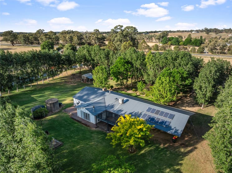 Click to view all images 7 Mclays Road Narrandera NSW 2700 - Image 3