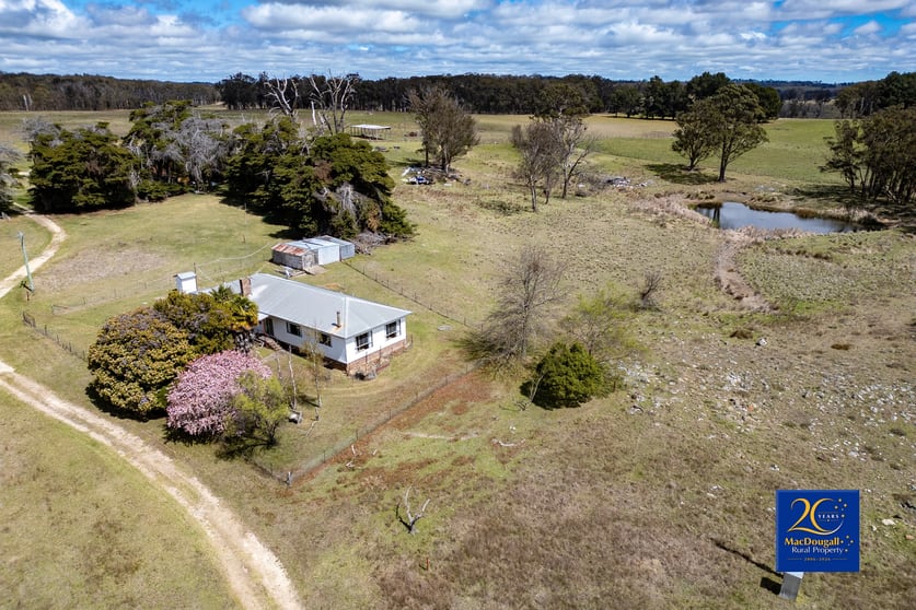 Click to view all images 1815 Hillview Road Uralla NSW 2358 - Image 2
