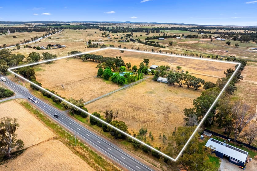 Click to view all images 252 Irrigation Way Narrandera NSW 2700 - Image 2