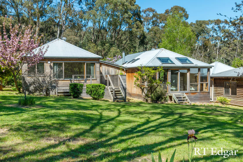 Click to view all images 71 Marsh Court Woodend VIC 3442 - Image 1