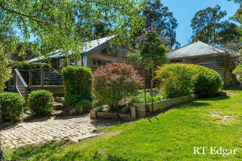 Click to view all images 71 Marsh Court Woodend VIC 3442 - Image 3
