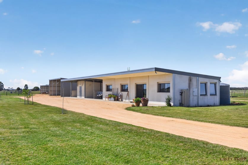 Click to view all images 75 Bengworden Road Bairnsdale VIC 3875 - Image 2