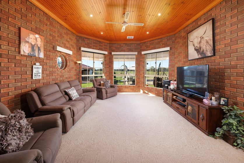 Click to view all images 105 Mclindens Road Barnawartha North VIC 3691 - Image 2