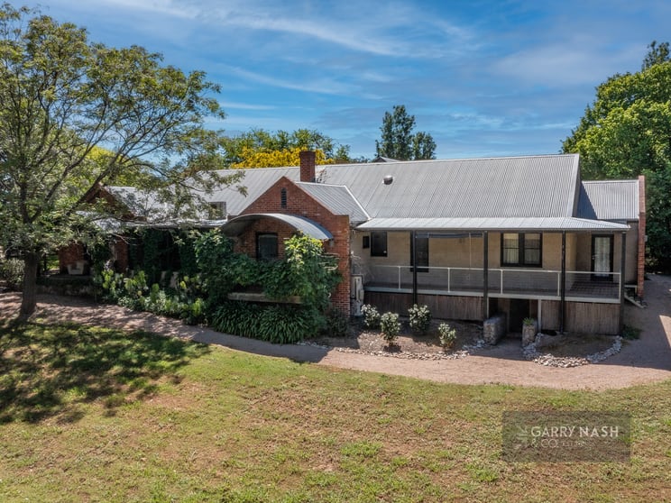 Click to view all images 250 Oxley-Meadow Creek Road Oxley VIC 3678 - Image 2