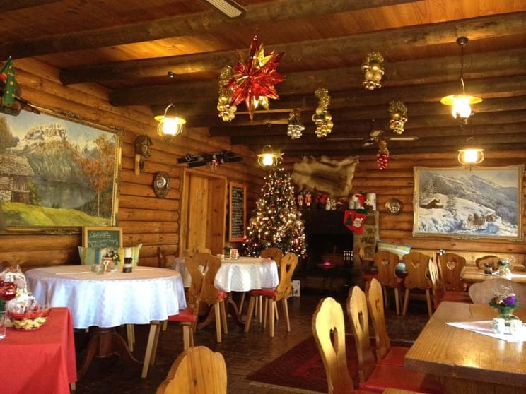 Iconic Log Cabin Tea House Restaurant With Top Views Under Mt Gladstone Lookout Iconic Log Cabin Tea House Restaurant With Top Views Under Mt Gladstone Lookout