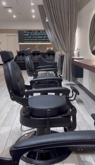 Hair Salon In Shopping Mall - Run Under Management