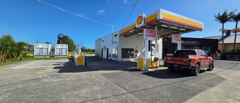 Freehold Business Shell Petrol Station & Eatery with House
Highway Location. 