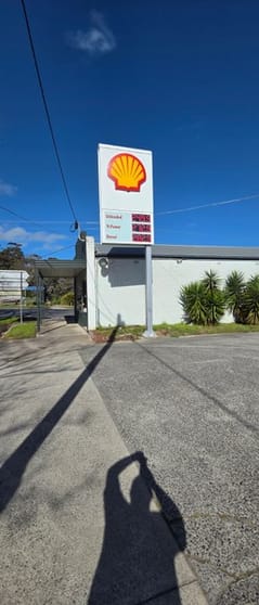 Freehold Business Shell Petrol Station & Eatery with House
Highway Location. 