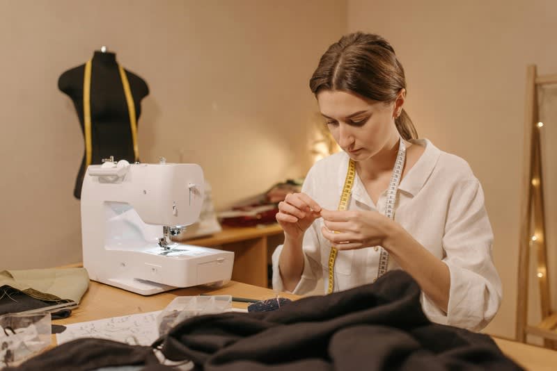 Thriving Clothes Alterations Business Busy Shopping Centre North Ref: 1662