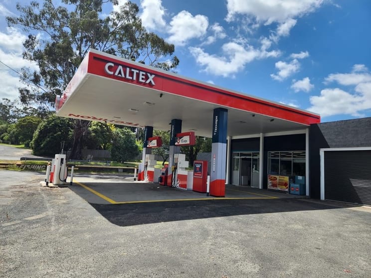Independent Petrol Station Convenience Store w House
Highway Location Independent Petrol Station Convenience Store w House
Highway Location