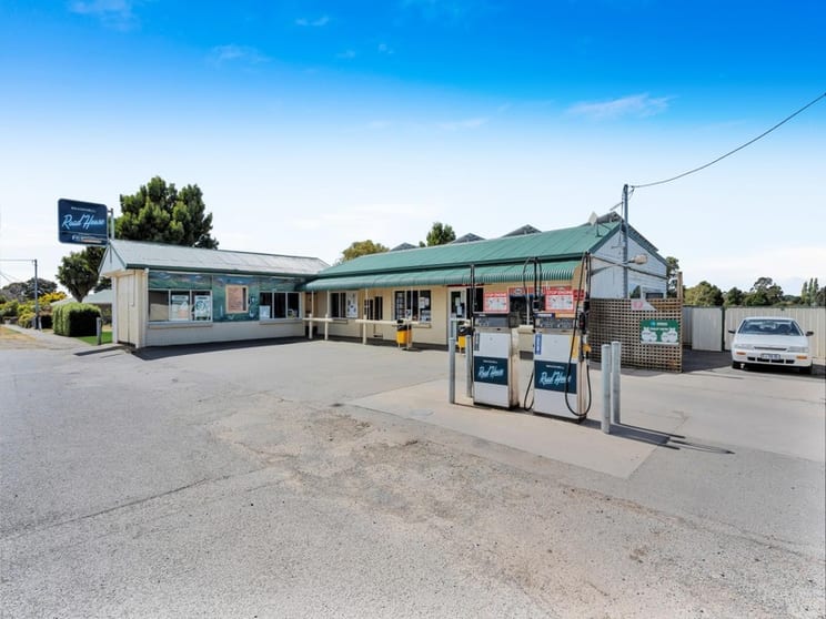 Road House General Store LPO Freehold 3BR Home Block size 2668m2, T/O FY25 $1.5mill+ Road House General Store LPO Freehold 3BR Home Block size 2668m2, T/O FY25 $1.5mill+