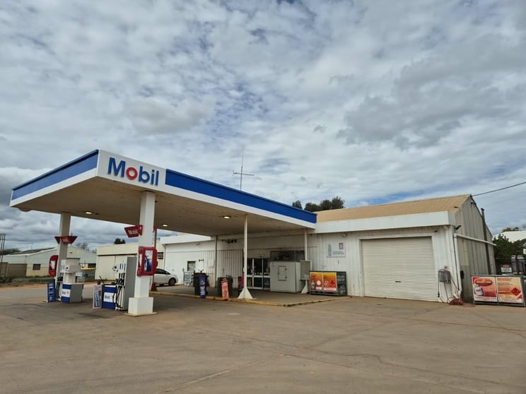 Petrol Station,Convenience Store & Hot Food.
Net Profit Over $360,000 Per Annum