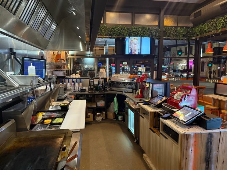 Inner-City Burger Bar Prime Corner, Turnkey Opportunity Inner-City Burger Bar Prime Corner, Turnkey Opportunity