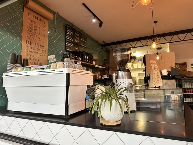 Stunning Garden Cafe - Stones Throw, Currumbin Waters