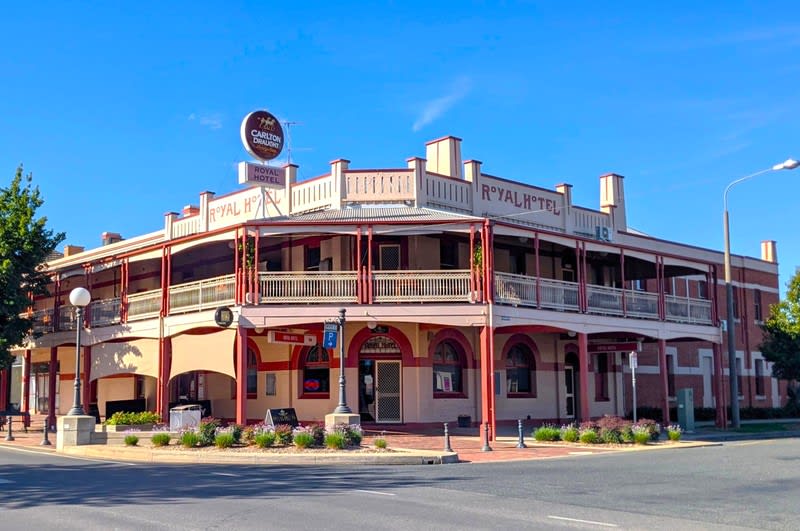 Under Offer - Vacant Possession Leasehold - Royal Hotel, Corowa NSW - 1p0527