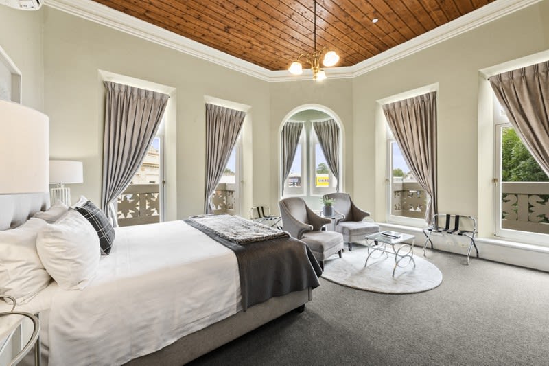 LEASEHOLD - Bull & Mouth Hotel Motel, Maryborough VIC - 1P0576