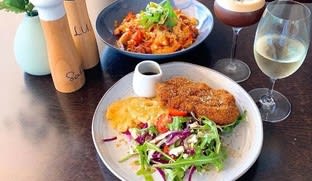 Thriving Café Restaurant in a Coastal Tourism Mecca with Convenience at its Core