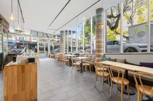 Authentic New York Deli & Bagel Bar Turnkey Café with Strong Brand Appeal Authentic New York Deli & Bagel Bar Turnkey Café with Strong Brand Appeal