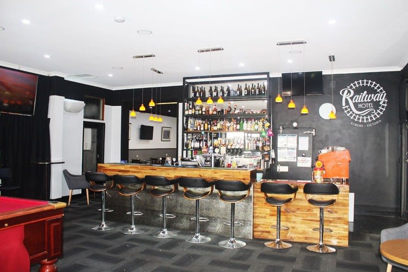 Freehold Pub With Additional Options (accommodation/residence/cafe) Freehold Pub With Additional Options (accommodation/residence/cafe)