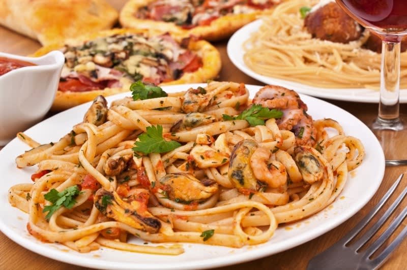 Pizza/kebabs and Fish & Chips Shop with Dine-In and Takeaway | Includes 5 bedrooms [2606232]