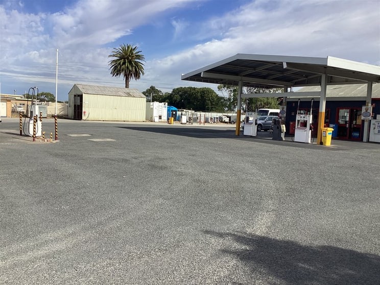 Freehold Independent Service Station and Business  Regional Vic