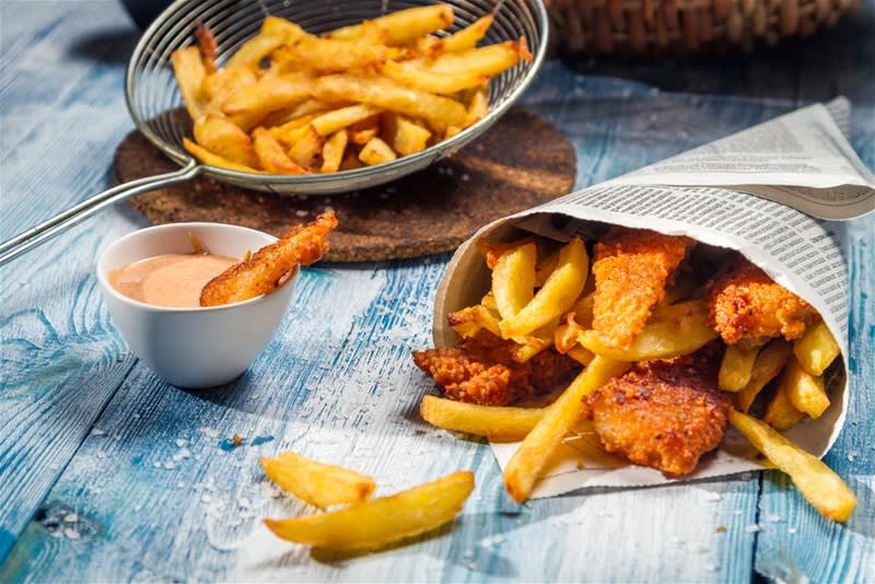 Spacious Fish And Chips with Four Bedroom Residence  Ref: 11469