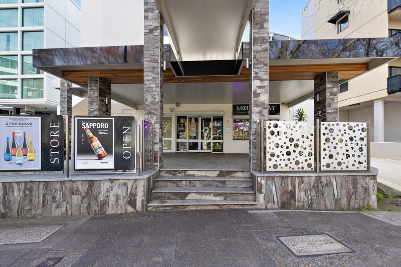 Fast-paced bar and retail business; exclusive retail liquor license (covering a radius of approximately 15 km).