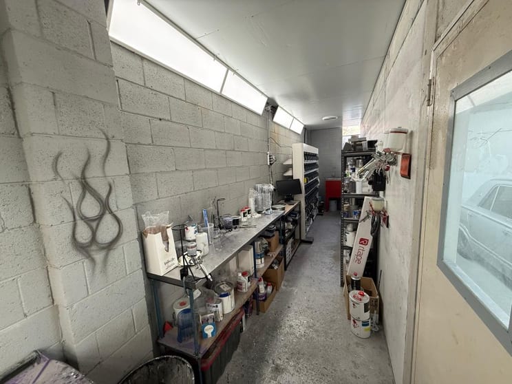 Fully Equipped Panel Beating & Spray Painting Workshop Mordialloc Area Fully Equipped Panel Beating & Spray Painting Workshop Mordialloc Area
